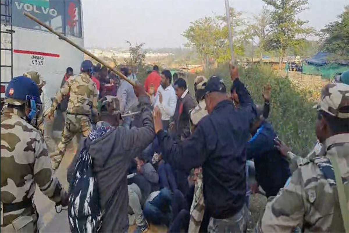 बैरिकेडिंग तोड़ झारखंड विधानसभा घेरने जा रहे पंचायत सचिवालय स्वयंसेवकों पर लाठी चार्ज